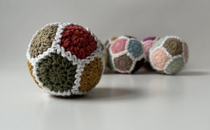 Balle pentagonale au crochet