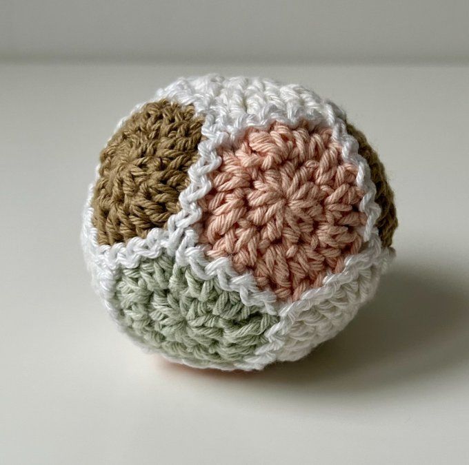 Balle pentagonale au crochet 