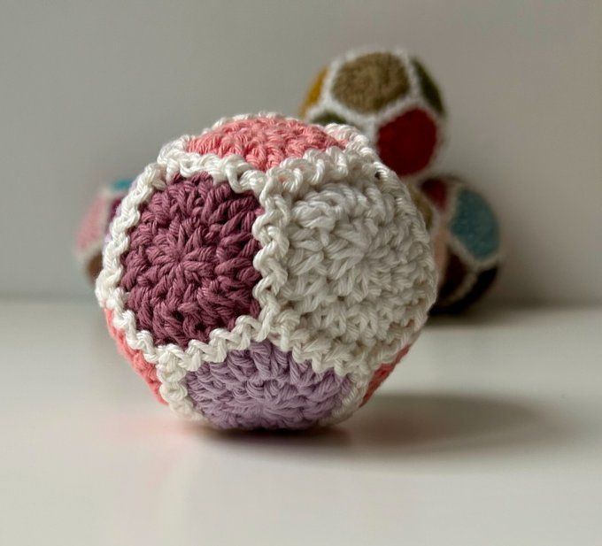 Balle pentagonale au crochet